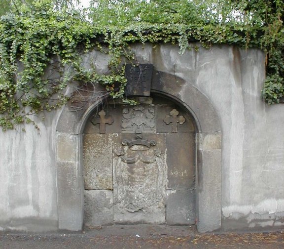 Der mit einem Grabmal verschlossene ursprüngliche Eingang zum Friedhof 